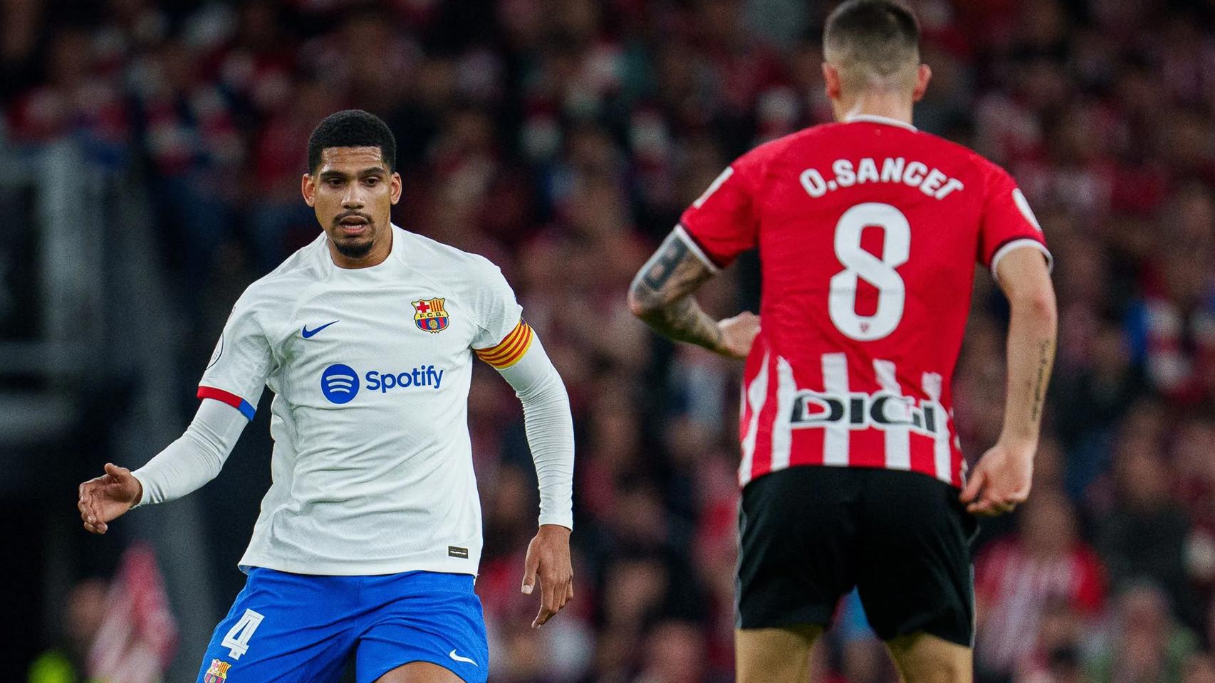 Ronald Araujo intenta superar a Sancet en una salida de balón del Barça