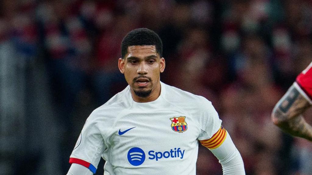 Ronald Araujo intenta superar a Sancet en una salida de balón del Barça