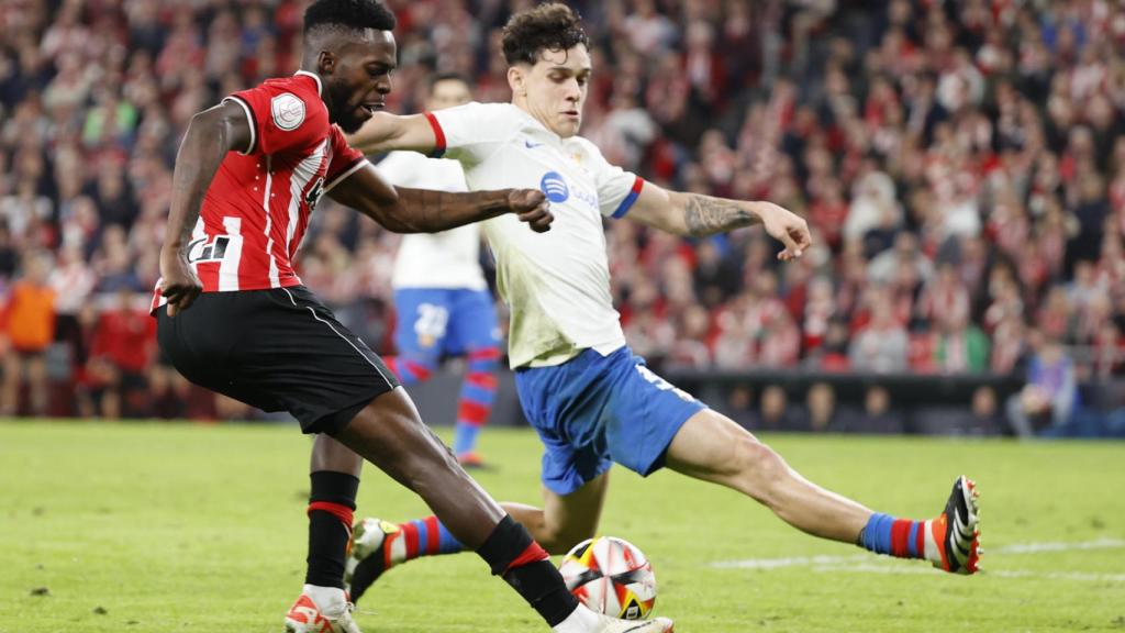 Héctor Fort frena a Iñaki Williams