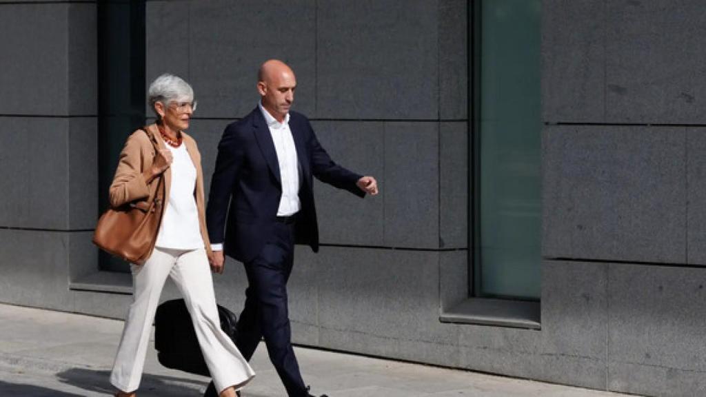 El expresidente de la RFEF, Luis Rubiales, y su abogada, Olga Tubau, el viernes 15 de septiembre, a su llegada a la Audiencia Nacional