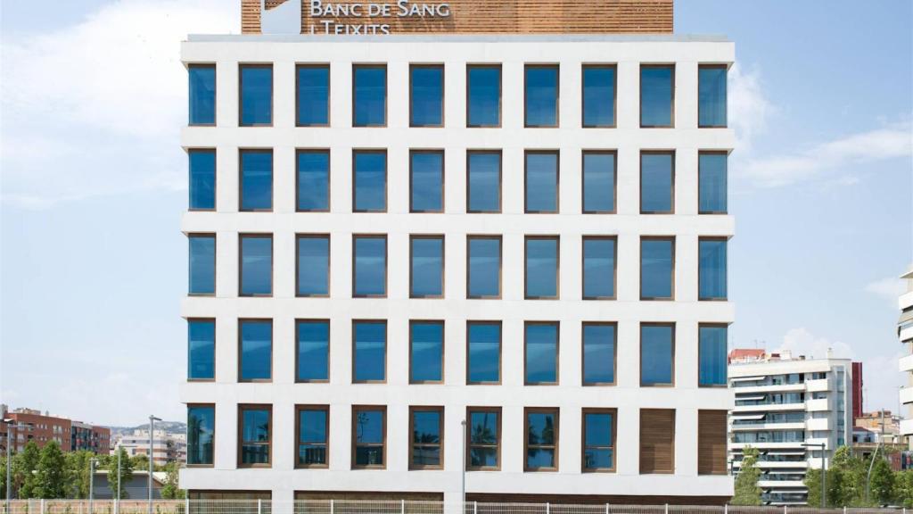 Fachada de la sede del Banc de Sang i Teixits en Barcelona