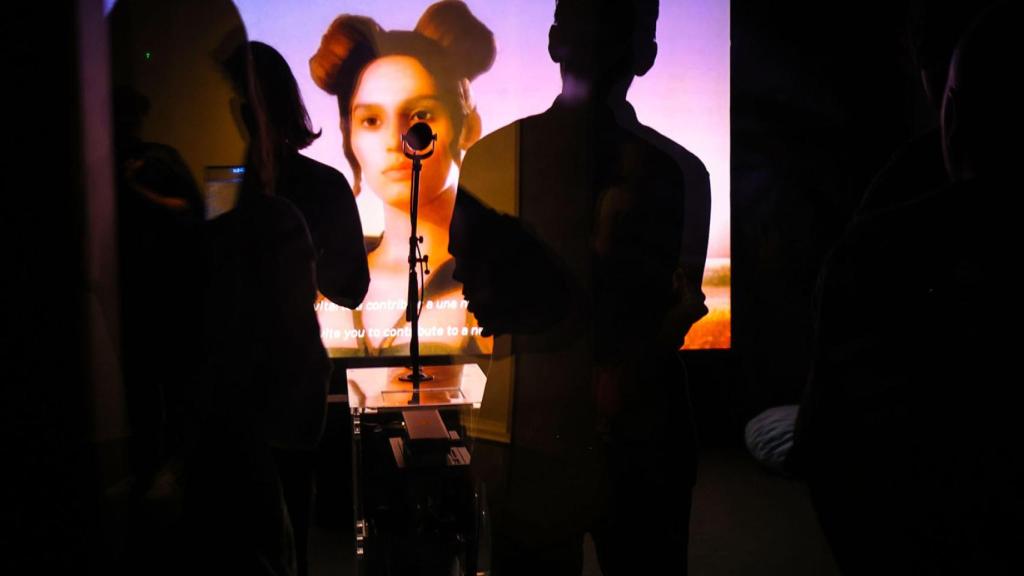 Una de las instalaciones de la exposición del CCCB, obra de RAY de Weidi Zhang. Instal·lació interactiva, 2021