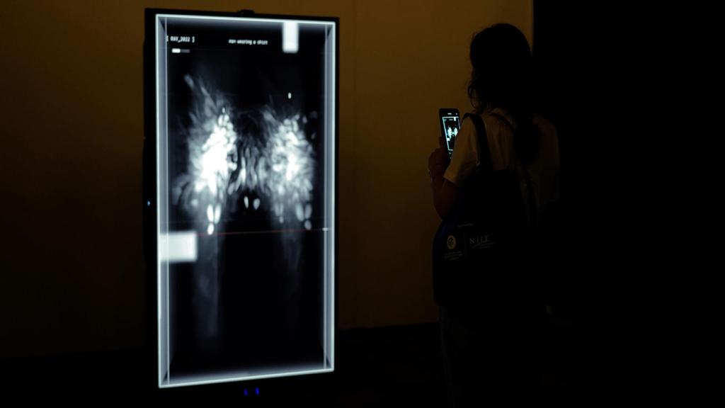 Una de las instalaciones de la exposición del CCCB, obra de RAY de Weidi Zhang. Instal·lació interactiva, 2021