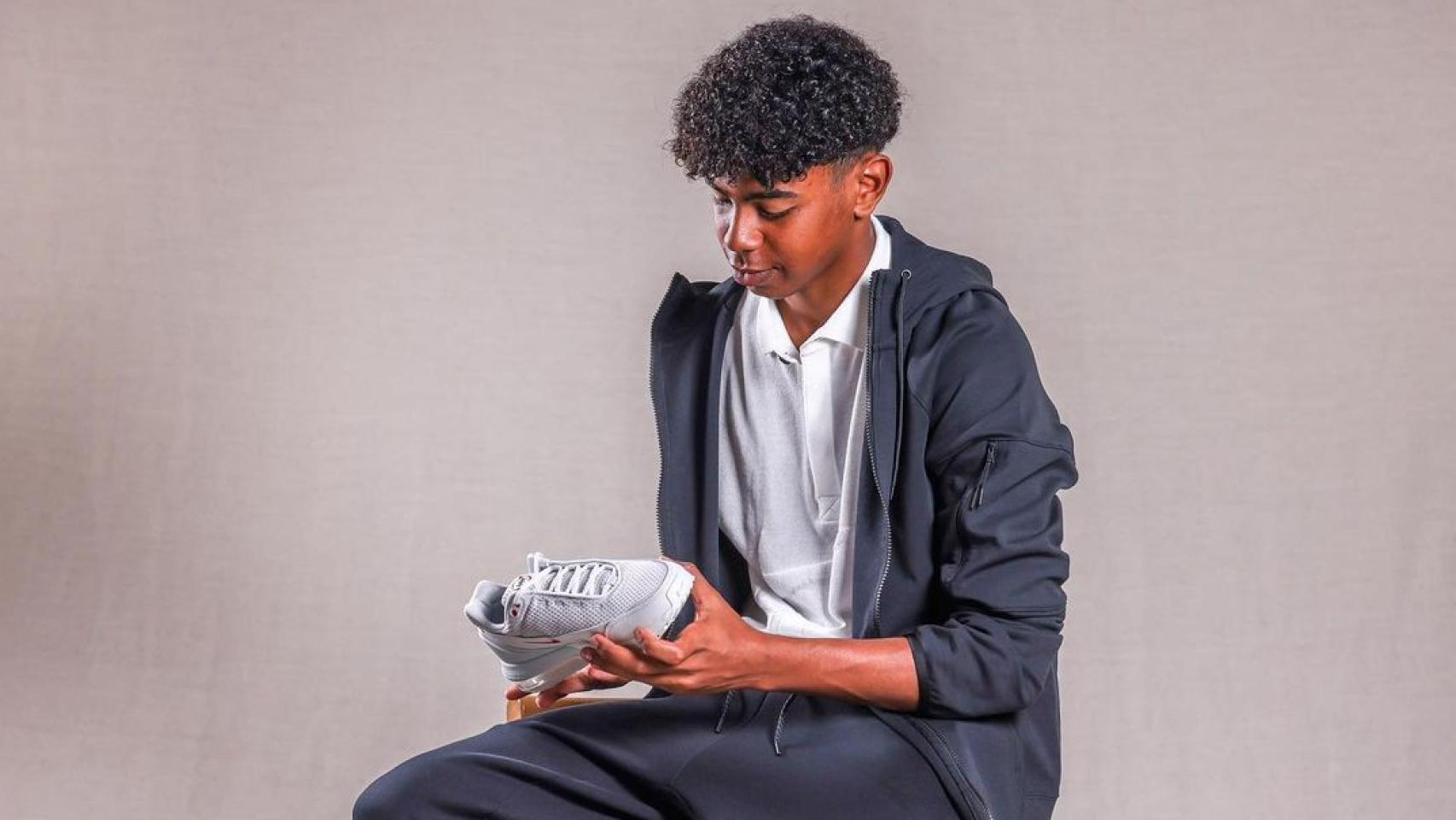 Lamine Yamal enseña sus Air Max en redes