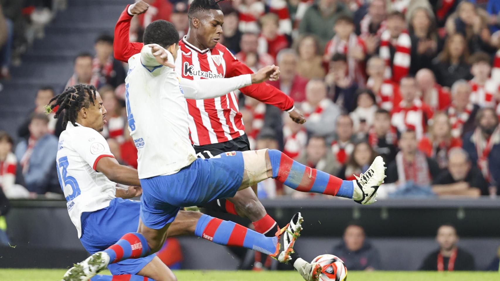 Ronald Araujo y Jules Koundé se lanzan a bloquear un tiro de Nico Williams