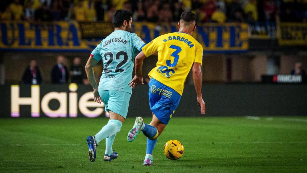 Sergi Cardona persigue a Gundogan en el cruce entre Las Palmas y el Barça