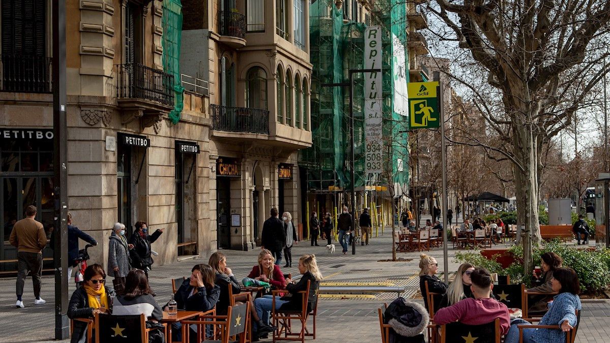 Barceloneses disfrutando de una jornada festiva en Barcelona en una imagen de archivo