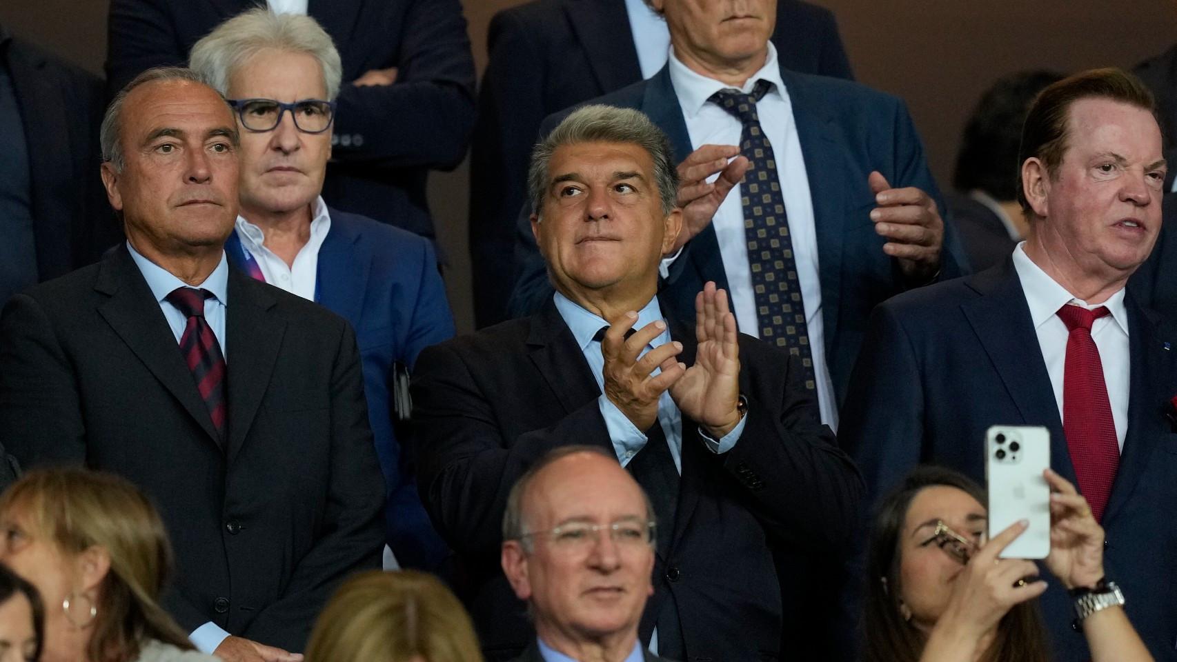 Joan Laporta, junto a Rafa Yuste, en el palco de Montjuïc