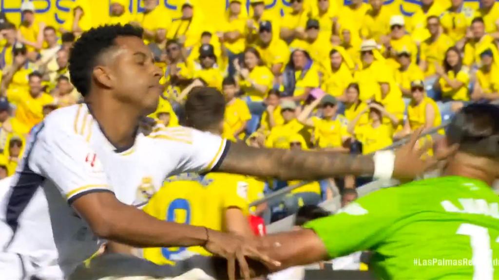 El manotazo de Rodrygo Goes a Álvaro Valles