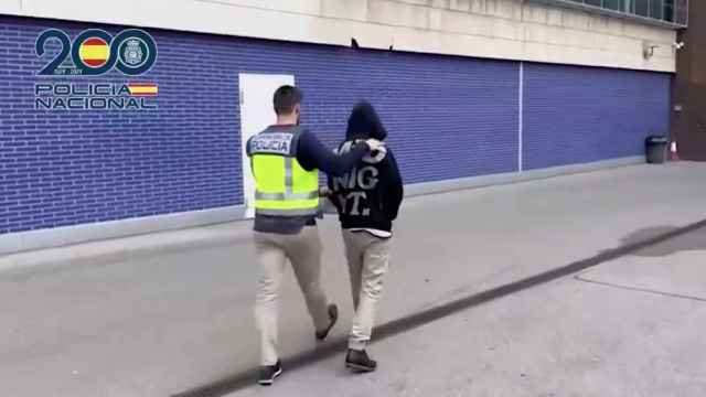 Agente de la Policía Nacional con un detenido