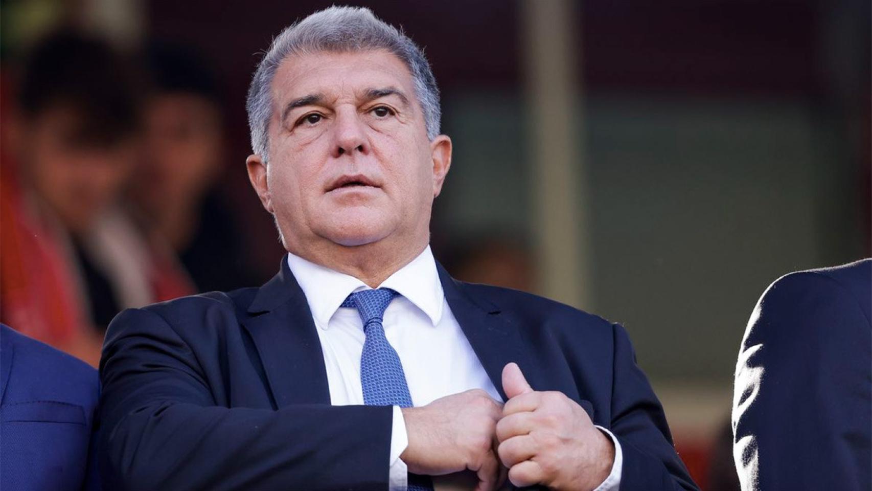 Laporta, con rostro serio en las gradas de Montjuïc