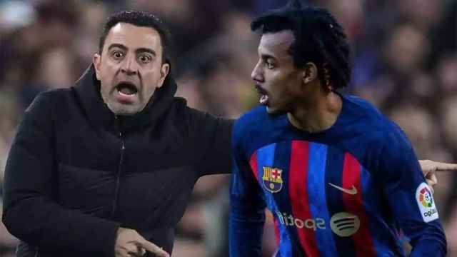 El jugador Jules Koundé con el entrenador del Barça Xavi Hernández