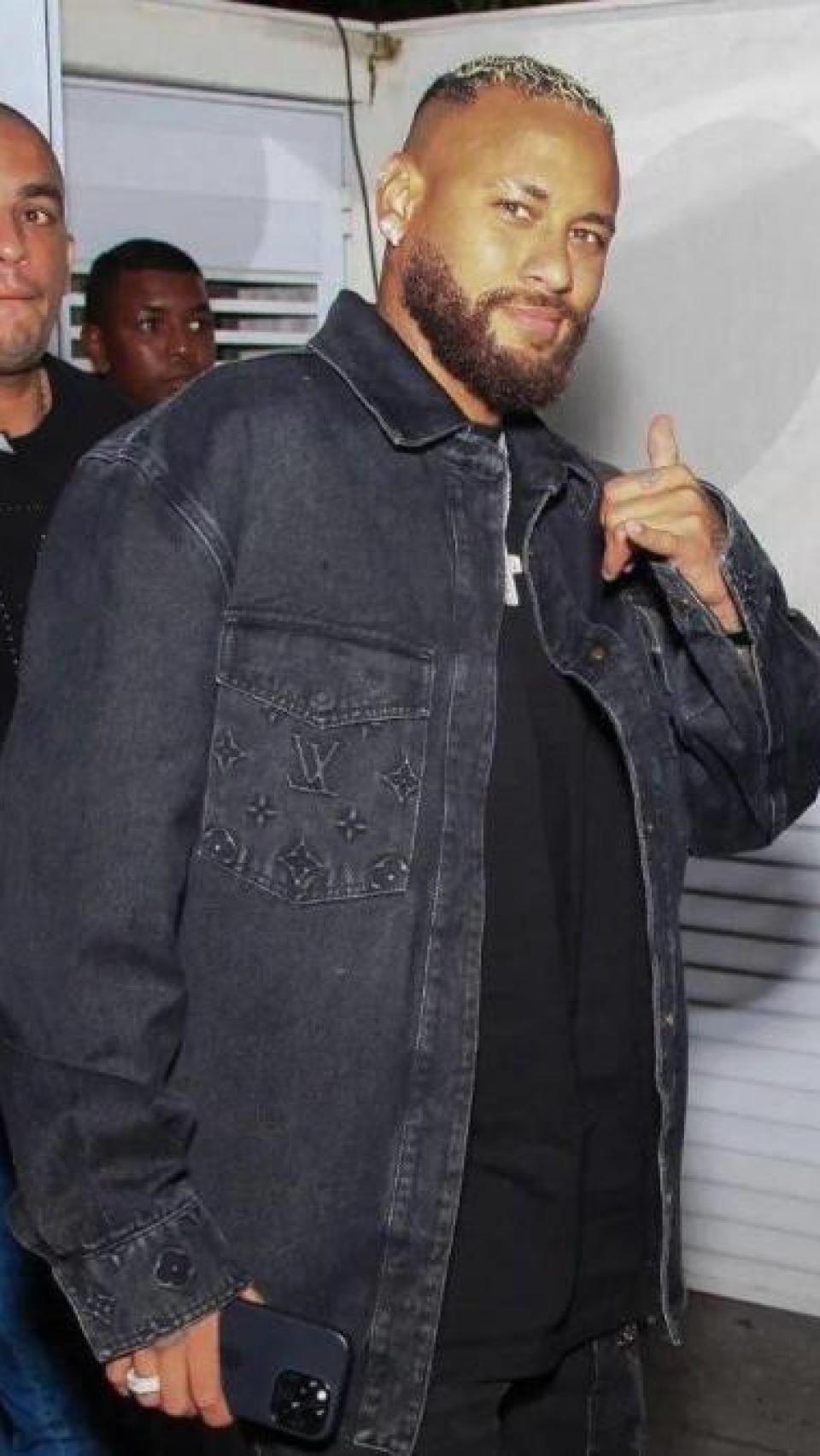 Neymar, a la salida de la fiesta de Romario