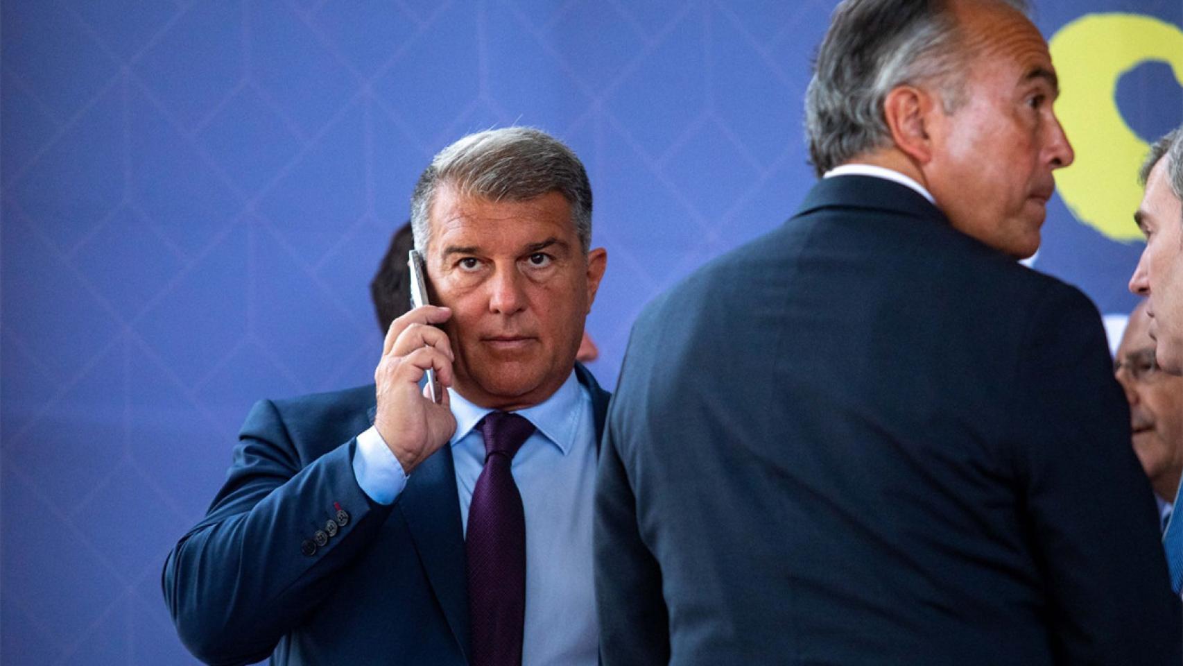 Laporta, contestando a una llamada en una imagen de archivo