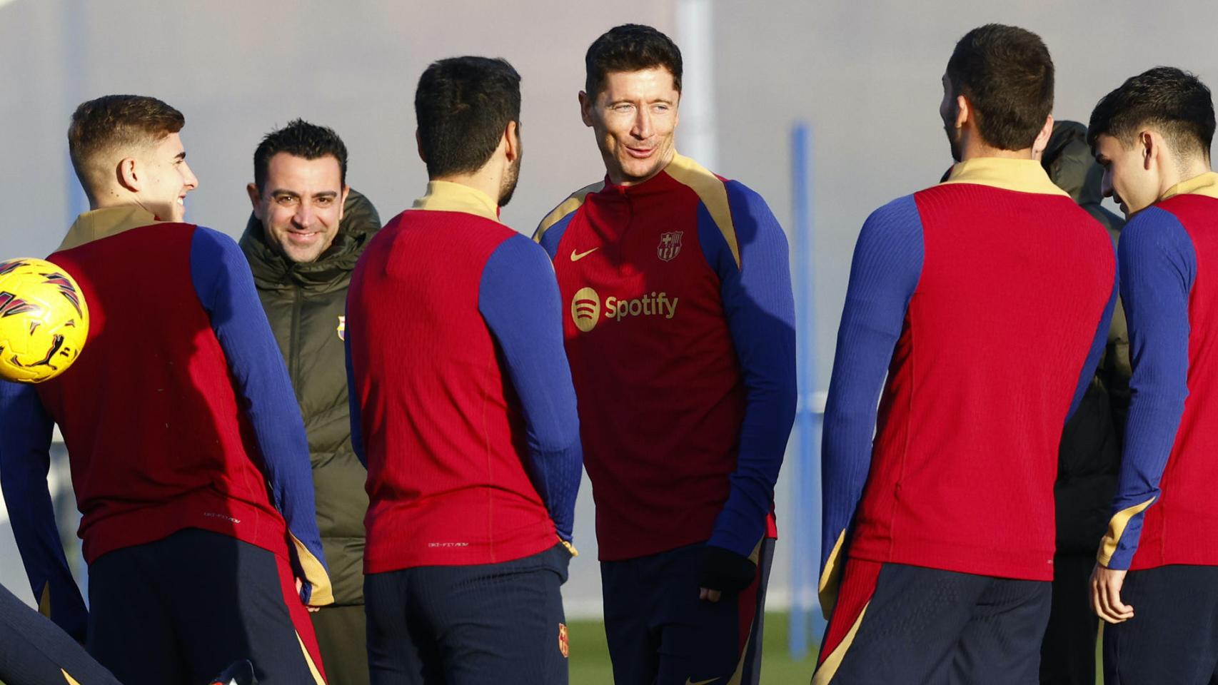 Robert Lewandowski, Xavi y varios jugadores del Barça, durante un entrenamiento