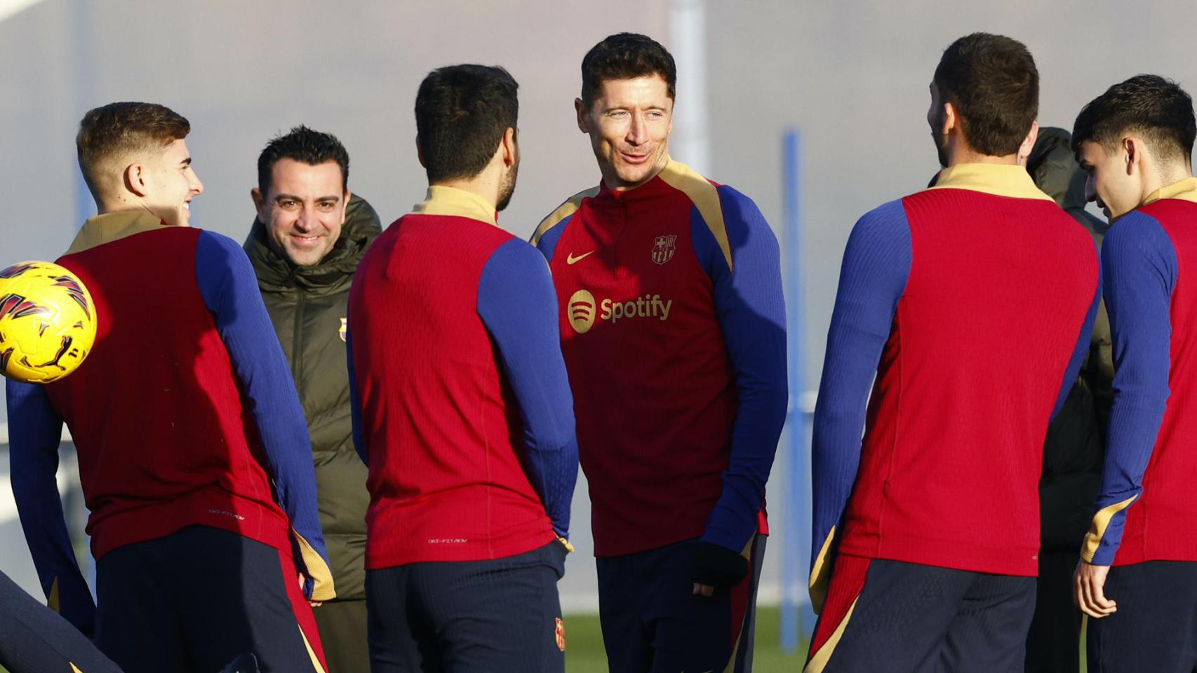 Robert Lewandowski, Xavi y varios jugadores del Barça, durante un entrenamiento