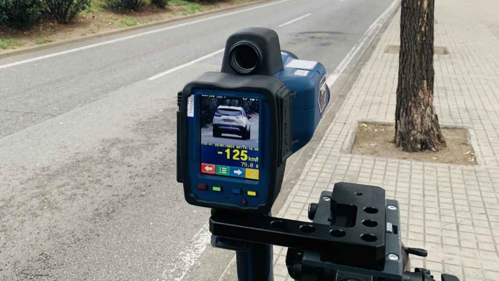 Ràdar mòbil de la Guàrdia Urbana de Barcelona multant un conductor