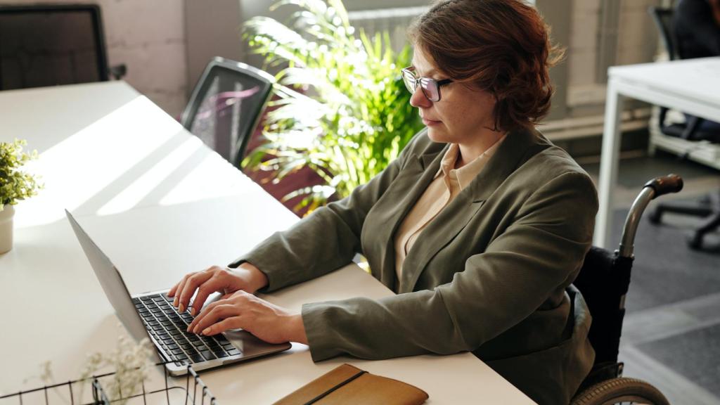 Mujer en una oficina trabajando