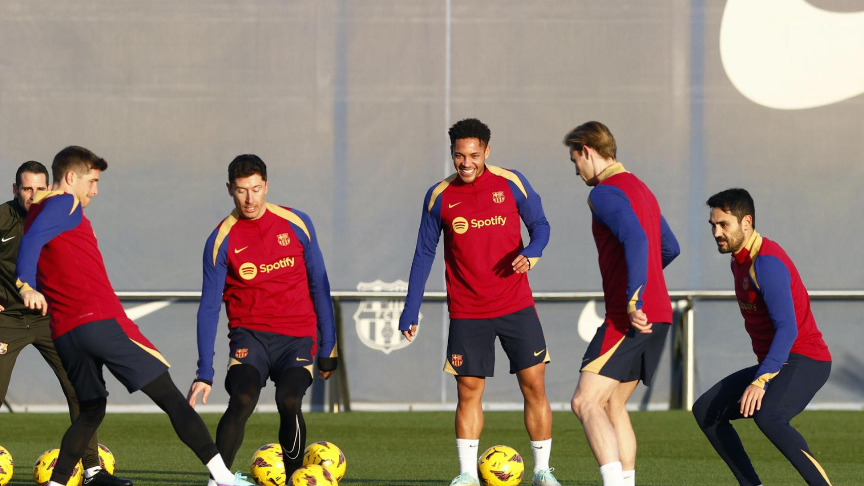 Robert Lewandowski y los jugadores del Barça, entrenando en la Ciutat Esportiva