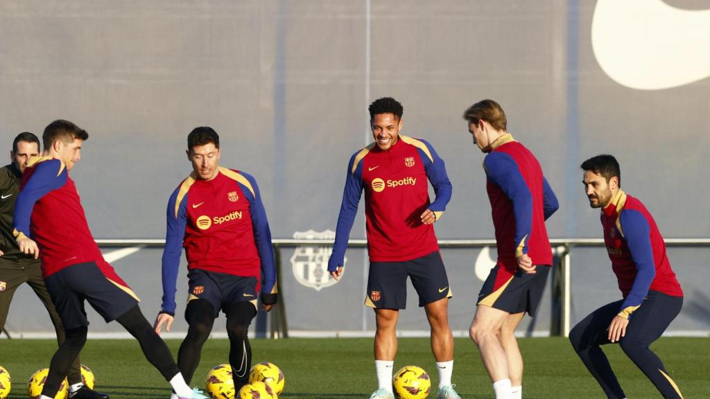 Robert Lewandowski y los jugadores del Barça, entrenando en la Ciutat Esportiva