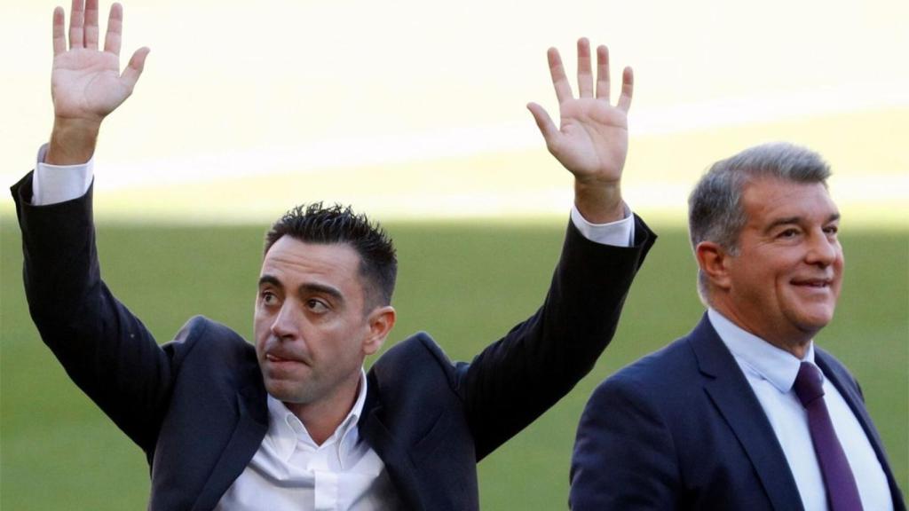 Xavi Hernández y Joan Laporta, durante la presentación del técnico