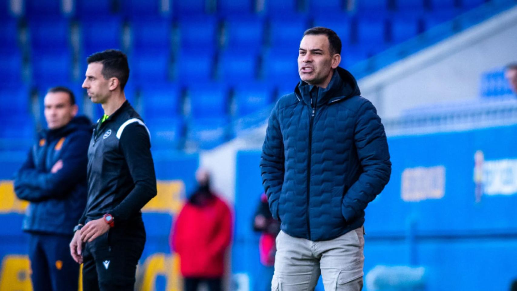 Rafa Márquez da indicaciones a los jugadores del Barça B en el partido contra la Real Sociedad