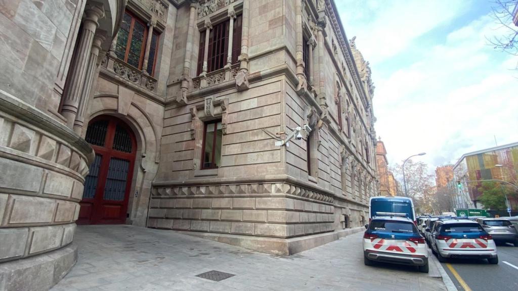 Portón por el que accederá el furgón en el que será trasladado Dani Alves