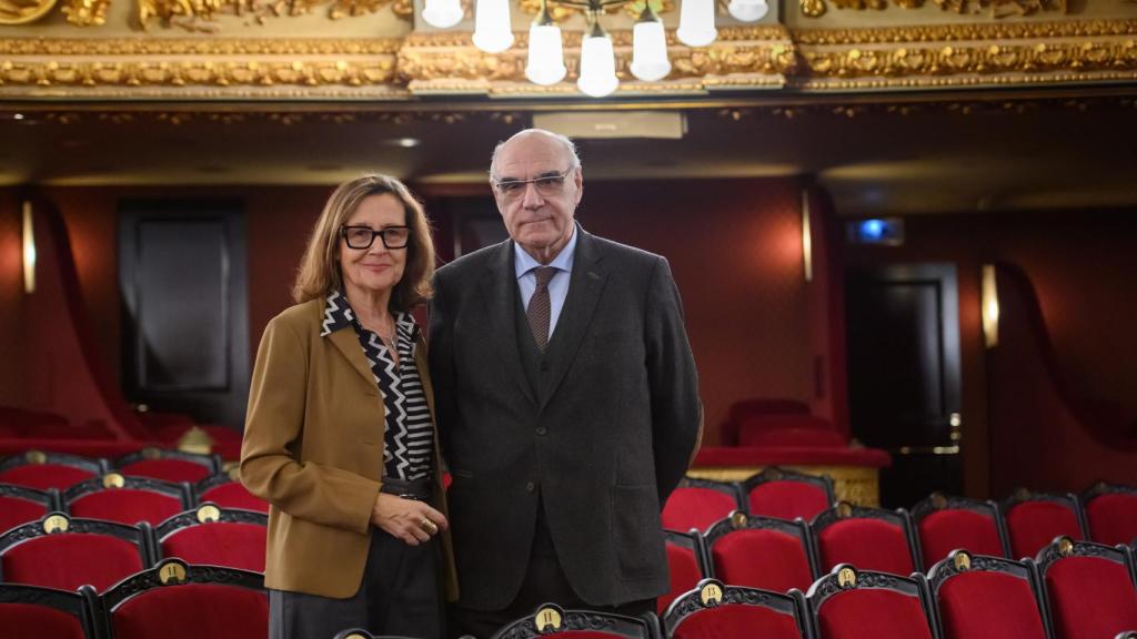 Helena Guardans junto a Salvador Alemany en el patio de butacas del Gran Teatro del Liceu