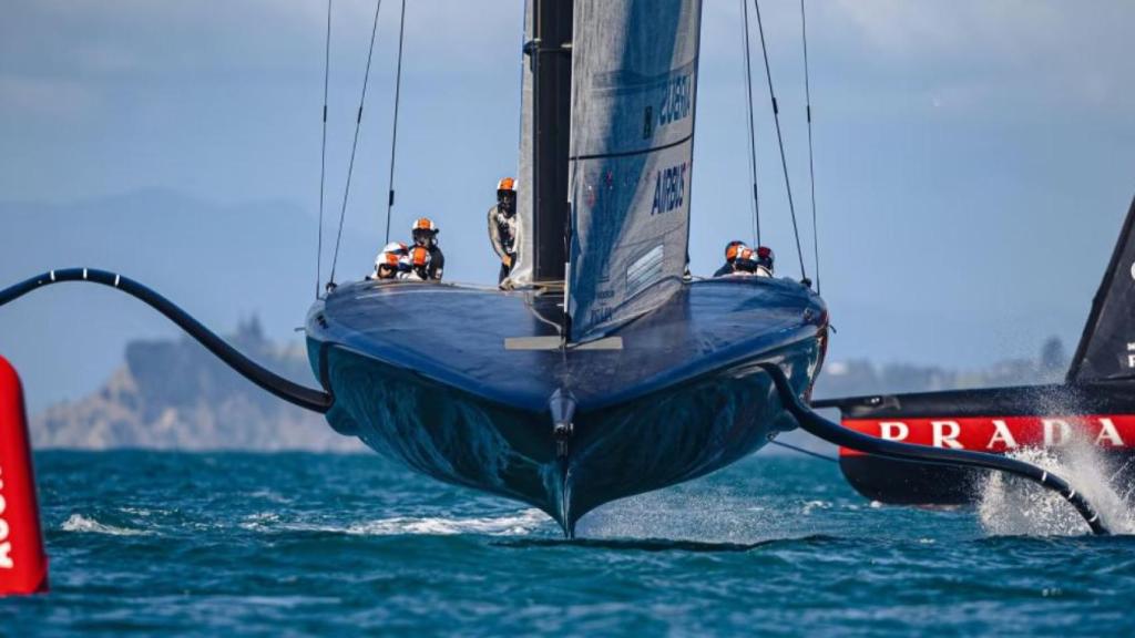Imagen de una de las naves monocasco de la Copa América de vela