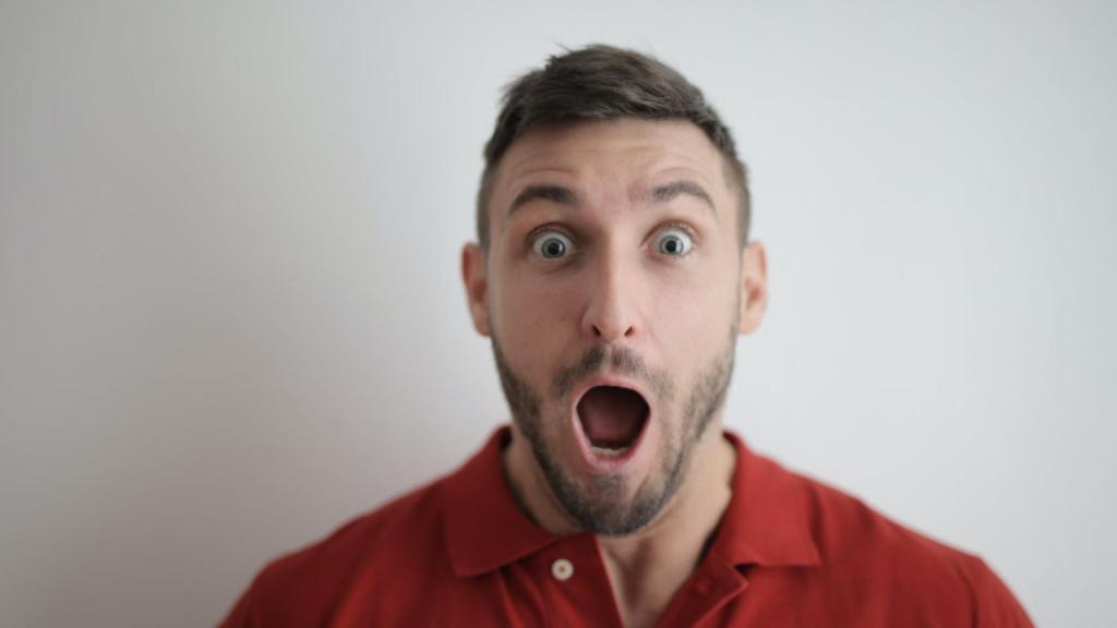 Imagen de archivo de un hombre sorprendido