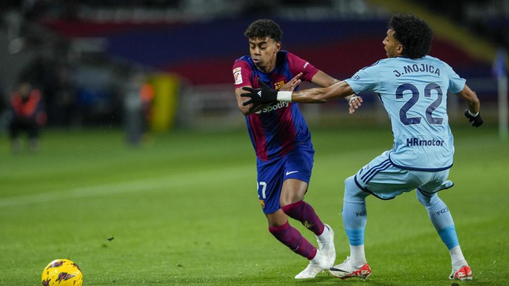 Lamine Yamal intenta superar a Mojica