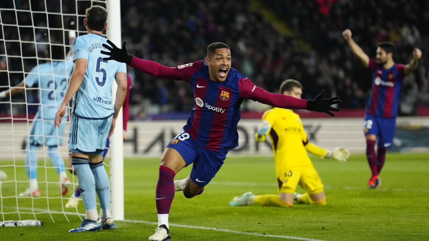 Vitor Roque celebra pletórico su primer gol con el Barça ante el Osasuna