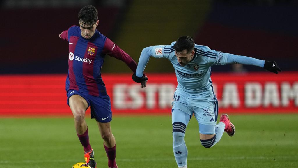 Pedri conduce el balón, presionado por José Arnaiz