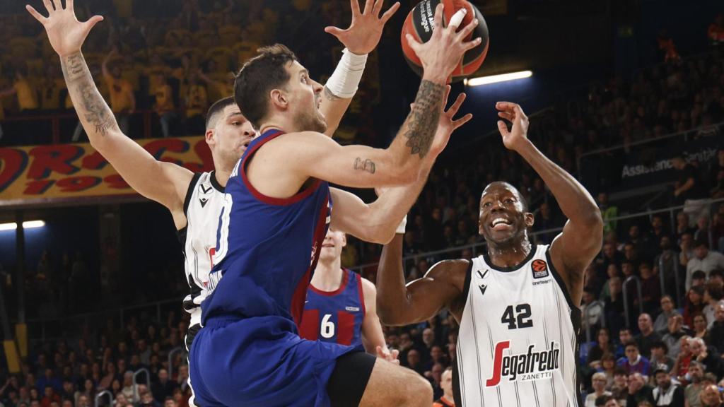 Nico Laprovittola entra a canasta en el partido contra el Virtus Bolonia