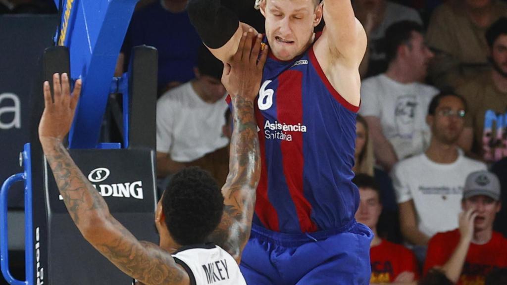 Jan Vesely machaca de espaldas al aro contra la Virtus Bolonia