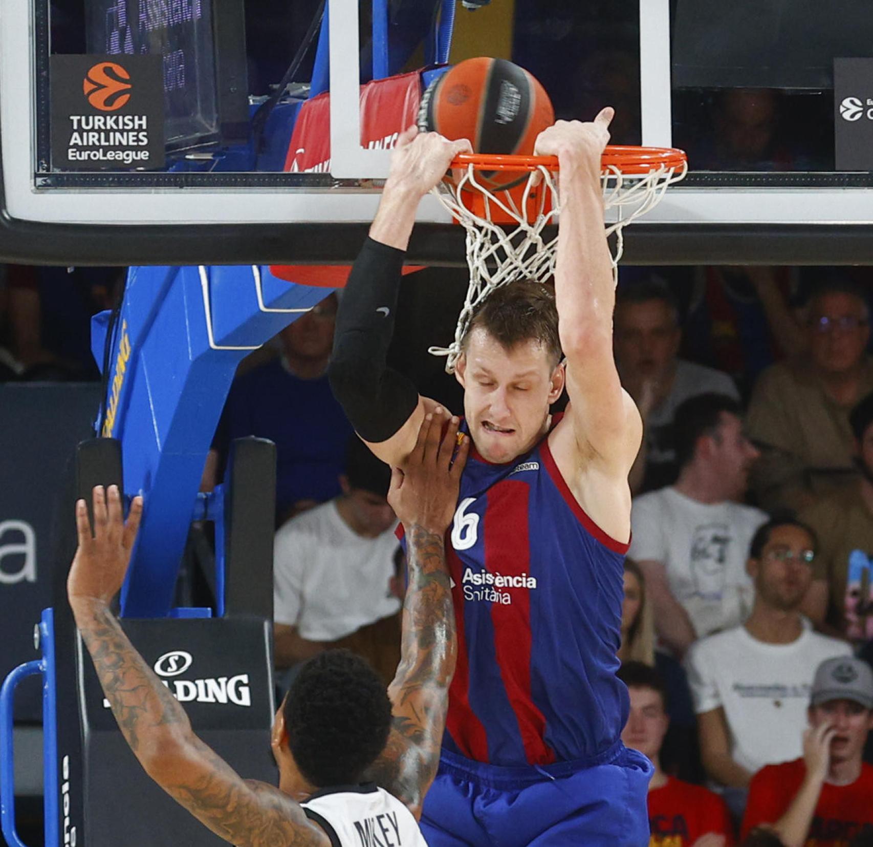 Jan Vesely machaca de espaldas al aro contra la Virtus Bolonia