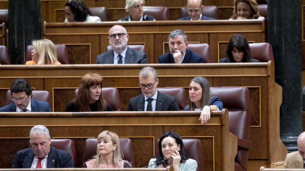 La portavoz de Junts en el Congreso, Miriam Nogueras, vota durante una sesión plenaria, en el Congreso de los Diputados