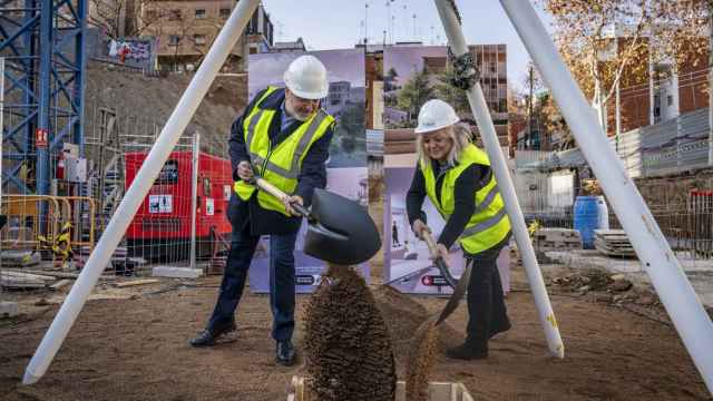 Collboni y la presidenta de la Asociación de Vecinos de Trinitat Vella, Manoli Martínez, en la colocación de la primera piedra de la promoción de Pare Pérez del Pulgar