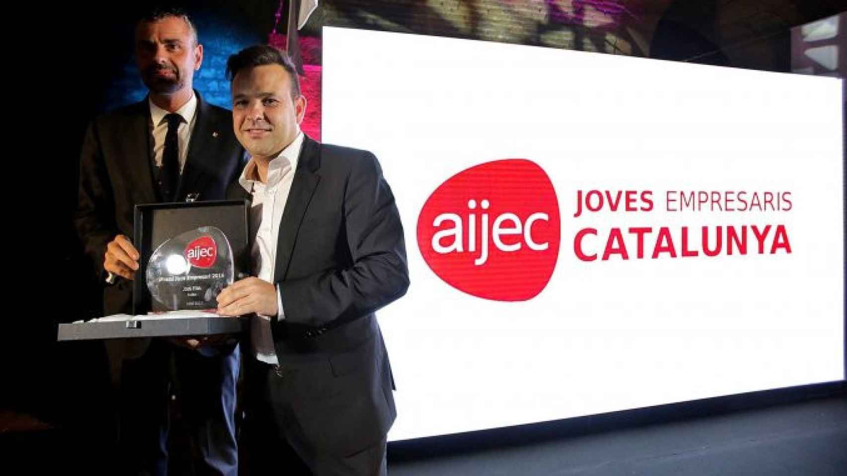 José Elías recogiendo un premio