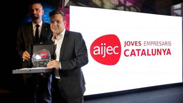 José Elías recogiendo un premio