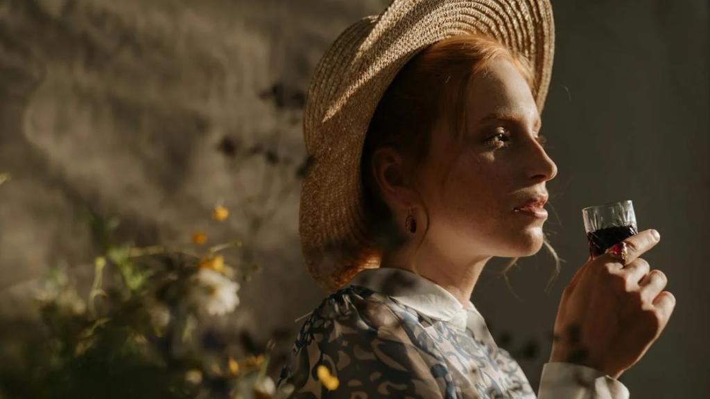Una mujer toma una copa de vino
