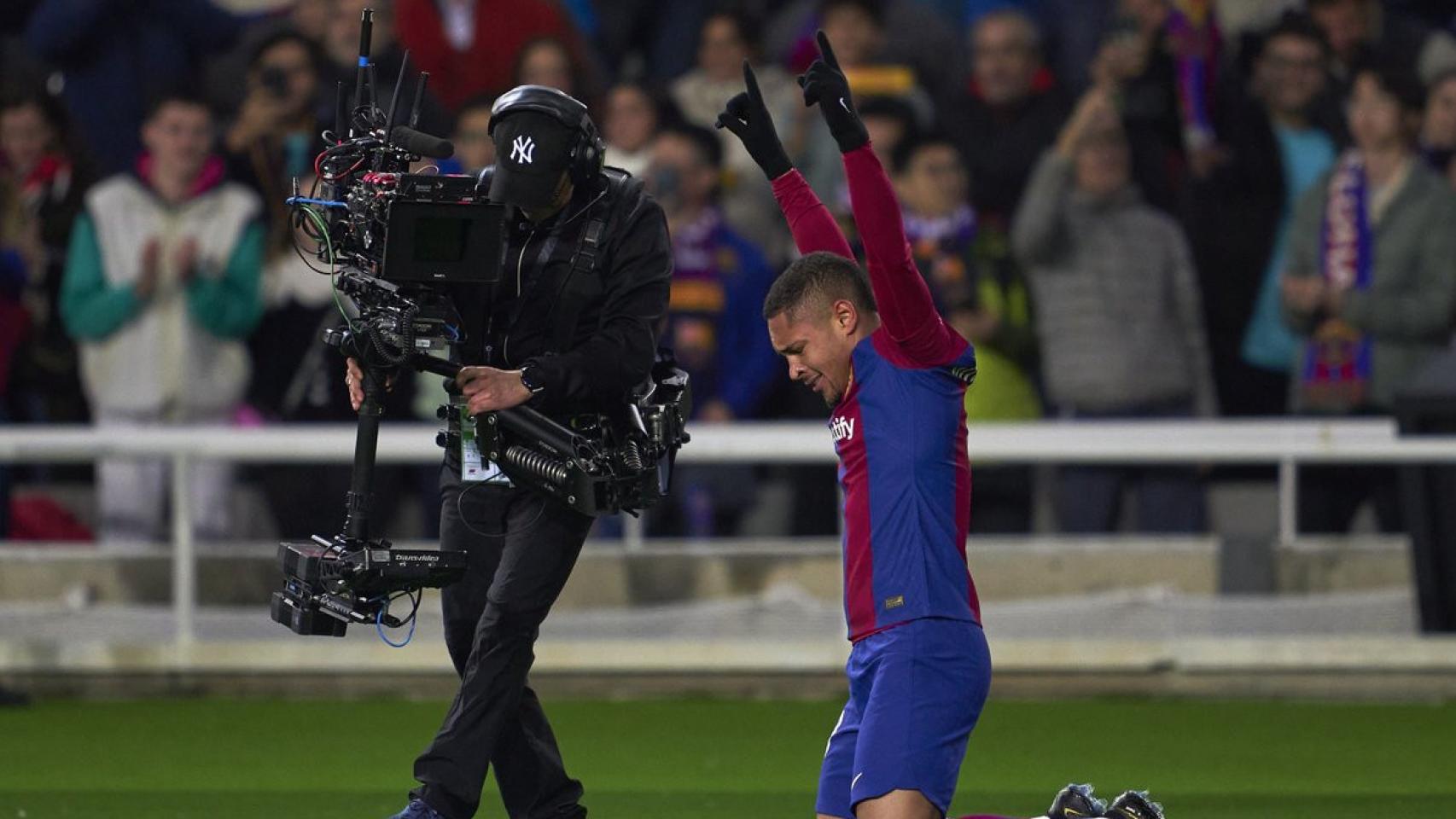 Vitor Roque se arrodilla ante los aplausos de los culés en Montjuïc tras marcarle a Osasuna