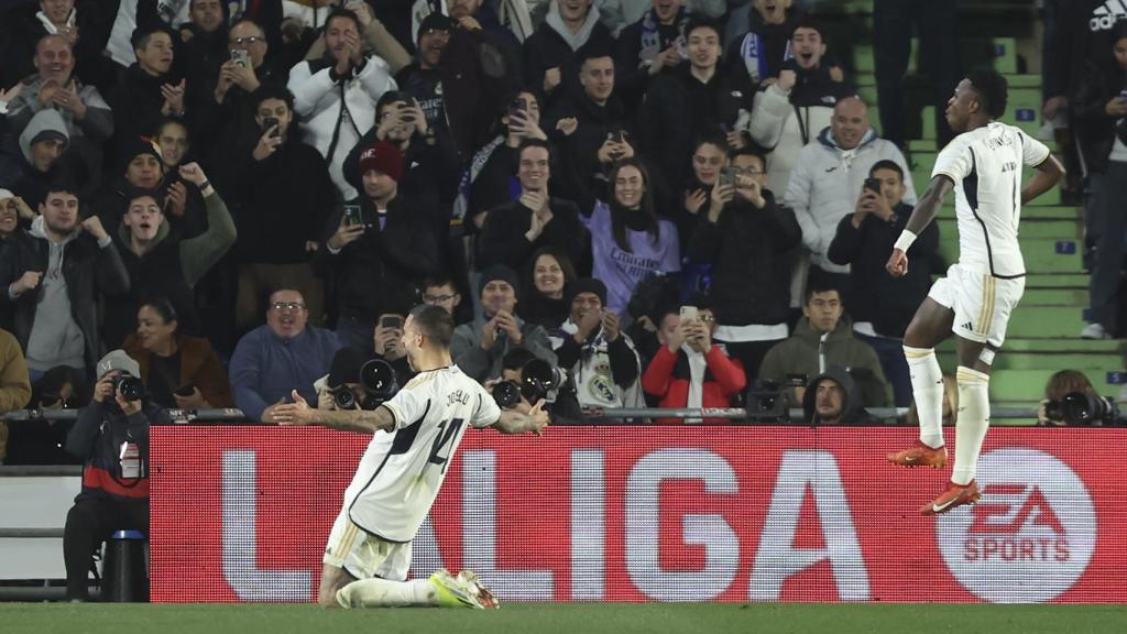 La celebración de Joselu tras marcar dos goles en casa del Getafe