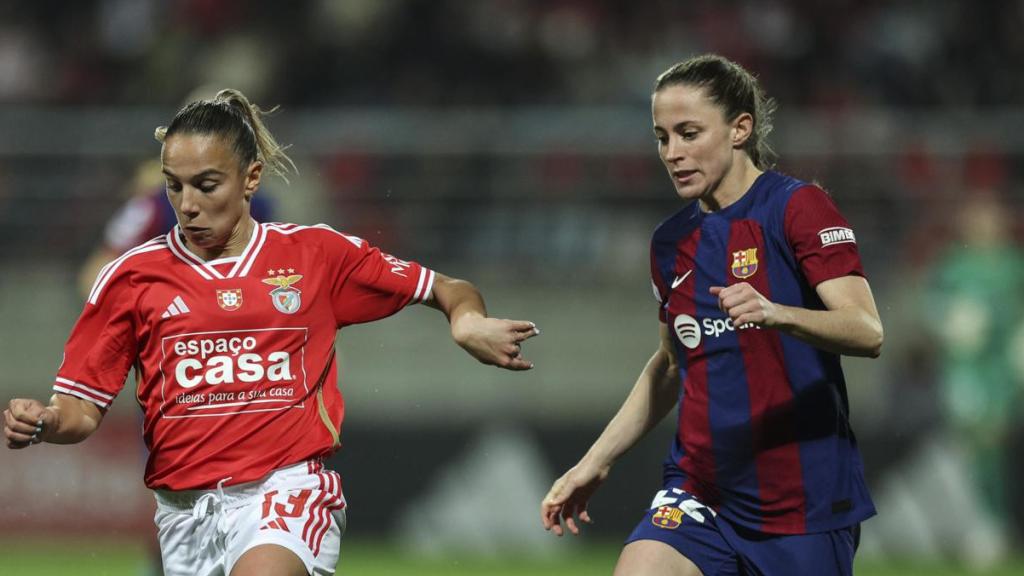 Ona Batlle persigue a Lucia Alves en el Benfica-Barça Femenino
