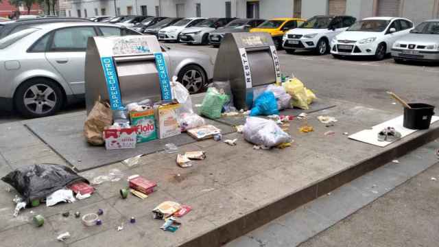 Basura esparcida por las calles del Besòs de Sant Adrià