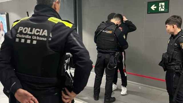 Operativo policial en el metro de Badalona