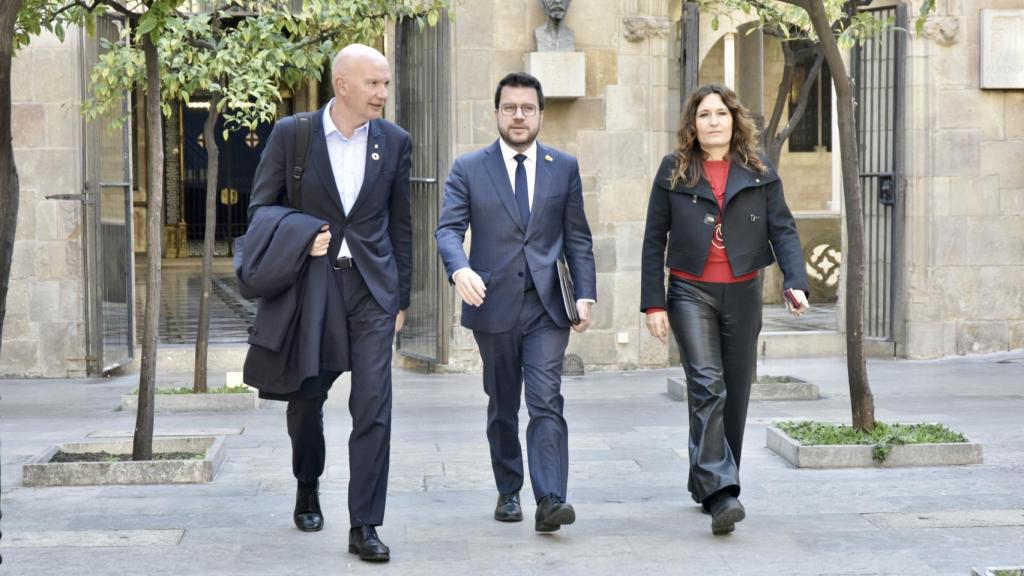 El conseller de Acción Climàtica, Alimentación y Agenda Rural, David Mascort; el presidente de la Generalitat, Pere Aragonès, y la nueva vicepresidenta de la Generalitat de Catalunya, Laura Vilagrà, a su llegada a la comisión interdepartamental de la sequía