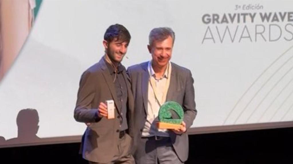 Juan Naya, CEO en Isdin, recibiendo el galardón de manos de Julen Rodríguez, fundador y co-CEO de Gravity Wave