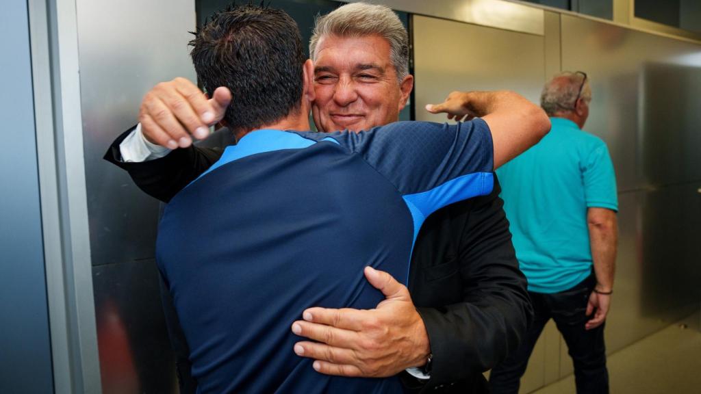 Joan Laporta, abrazando a Xavi Hernández en una imagen de archivo