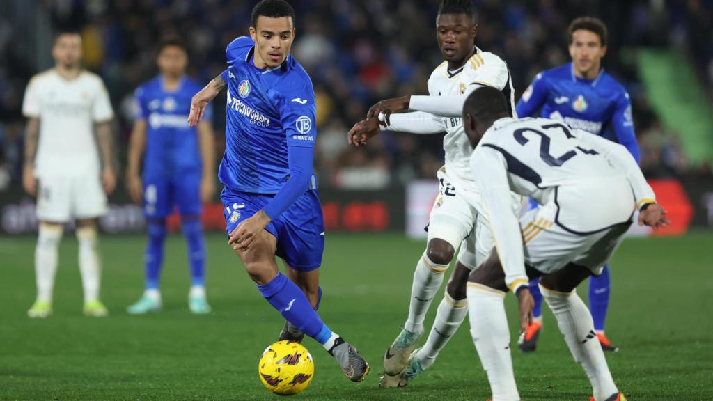 Mason Greenwood encara a Ferland Mendy en el Getafe-Real Madrid